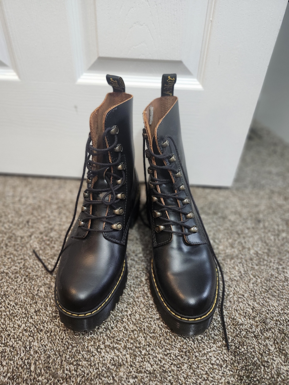 Dr. Martens Leona Black Leather Lace-Up Platform Boots Women’s US 9/Men’s US 8 